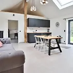 Holiday home Domaine Prive - Piscine, Home-Cinema & 100 Calme Gembloux